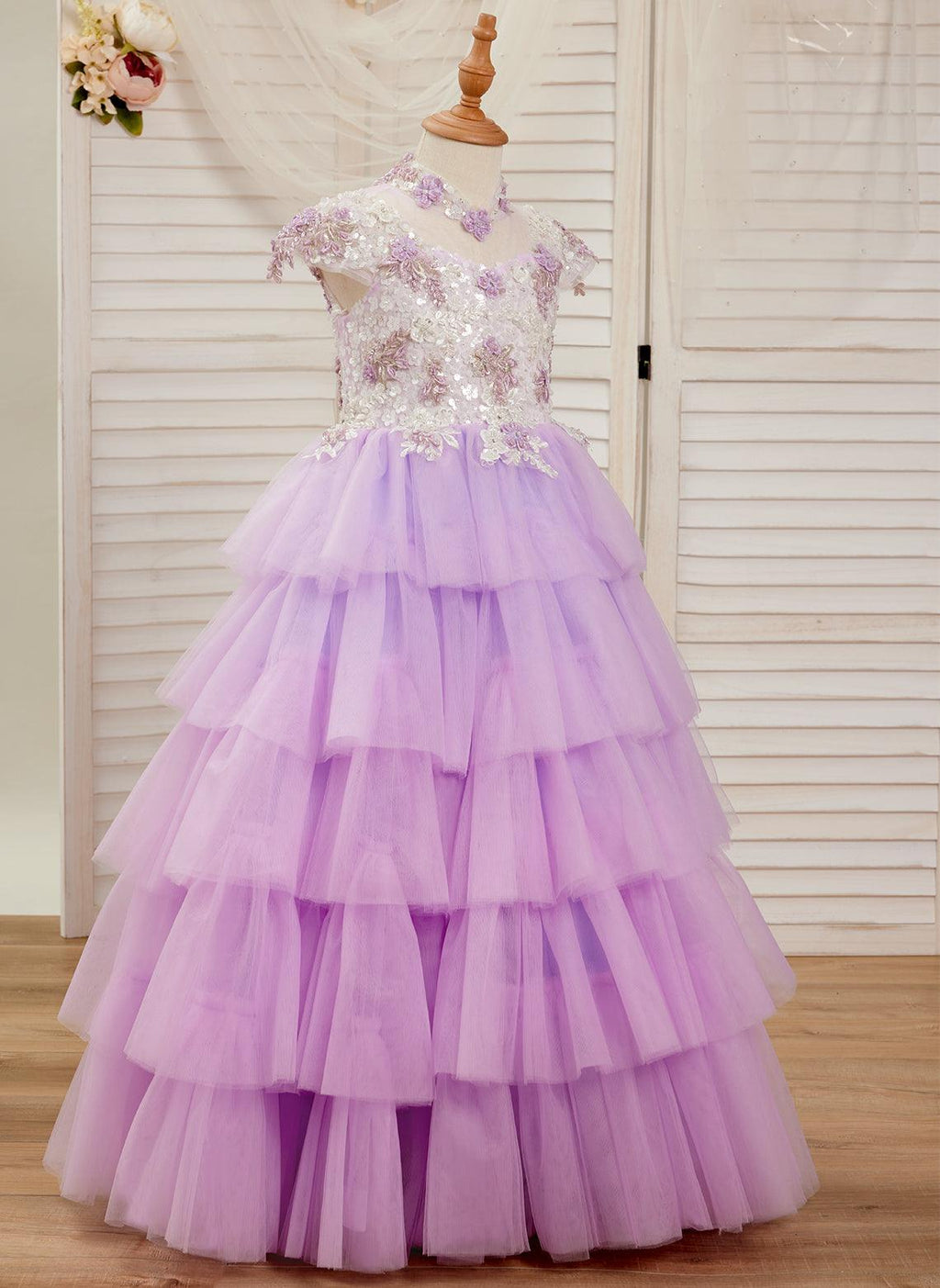 Lila Prinzessinnen-Ballkleid aus Tüll mit Blumenapplikationen und Perlen für Mädchen 