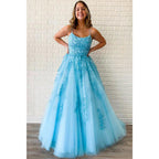 Vestido de fiesta largo de corte A con tirantes cruzados y apliques de tul azul cielo