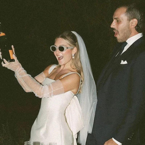 Robe de mariée en satin blanc à col carré et courte avec nœud dans le dos