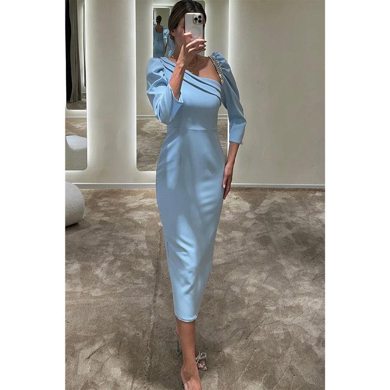 Vestido de noche formal con escote barco, mangas 3/4 y cuentas, corte tubo/columna 