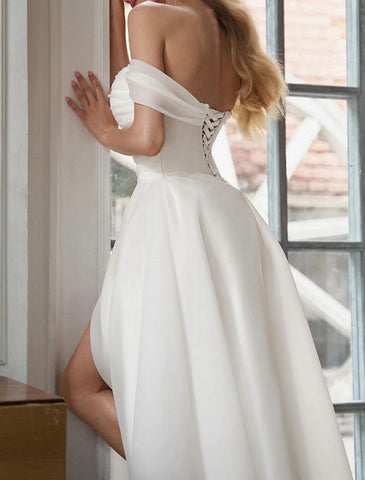 Vestidos de novia sencillos de corte A, escote corazón, sin tirantes, hasta la rodilla, de satén.