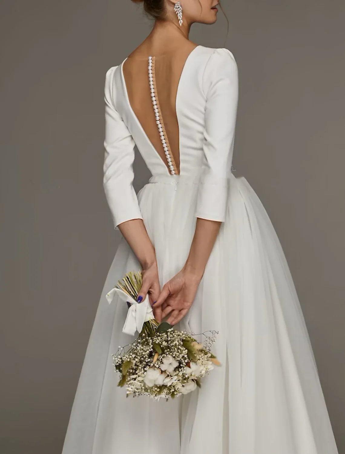 Vestidos de novia sencillos de corte A, hombros descubiertos, mangas cortas, largo hasta la rodilla, de gasa, con fruncido y abertura frontal.