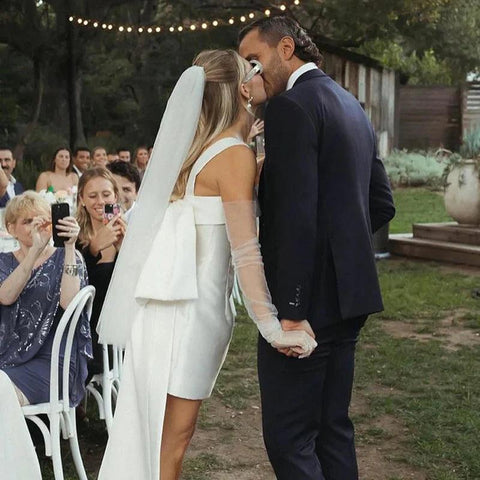 Robe de mariée en satin blanc à col carré et courte avec nœud dans le dos