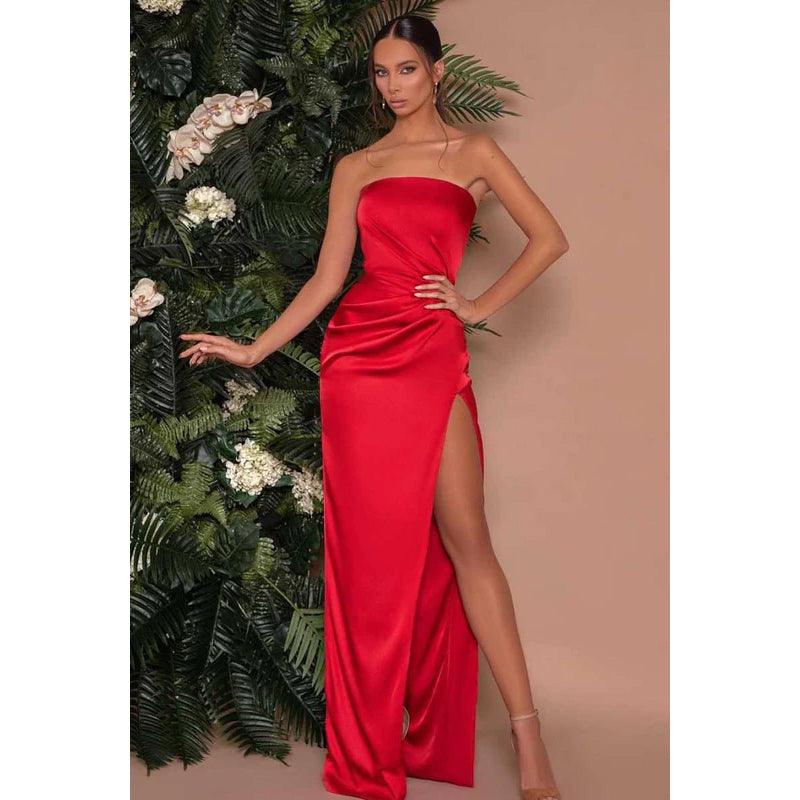 Vestido largo de noche formal de satén fruncido sin tirantes y con abertura