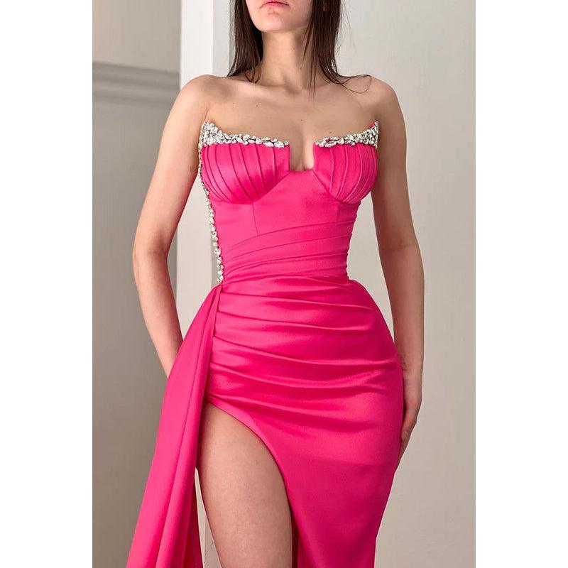 Vestido de fiesta largo de satén fruncido con cuentas y abertura, sin tirantes