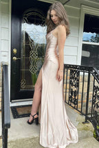 Vestido de fiesta de satén con tirantes finos y corte sirena y abertura