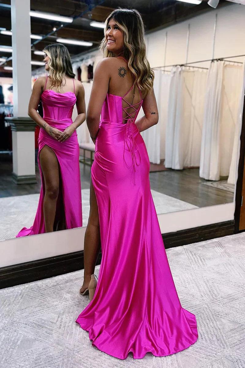 Vestido de fiesta de satén con tirantes finos y corte sirena y abertura