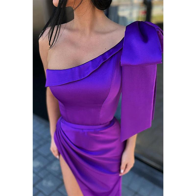 Vestido de fiesta morado único con un hombro plisado y abertura 