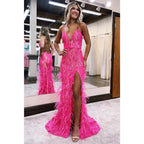 Vestido de fiesta brillante con escote en V pronunciado, lentejuelas, apliques y plumas con abertura