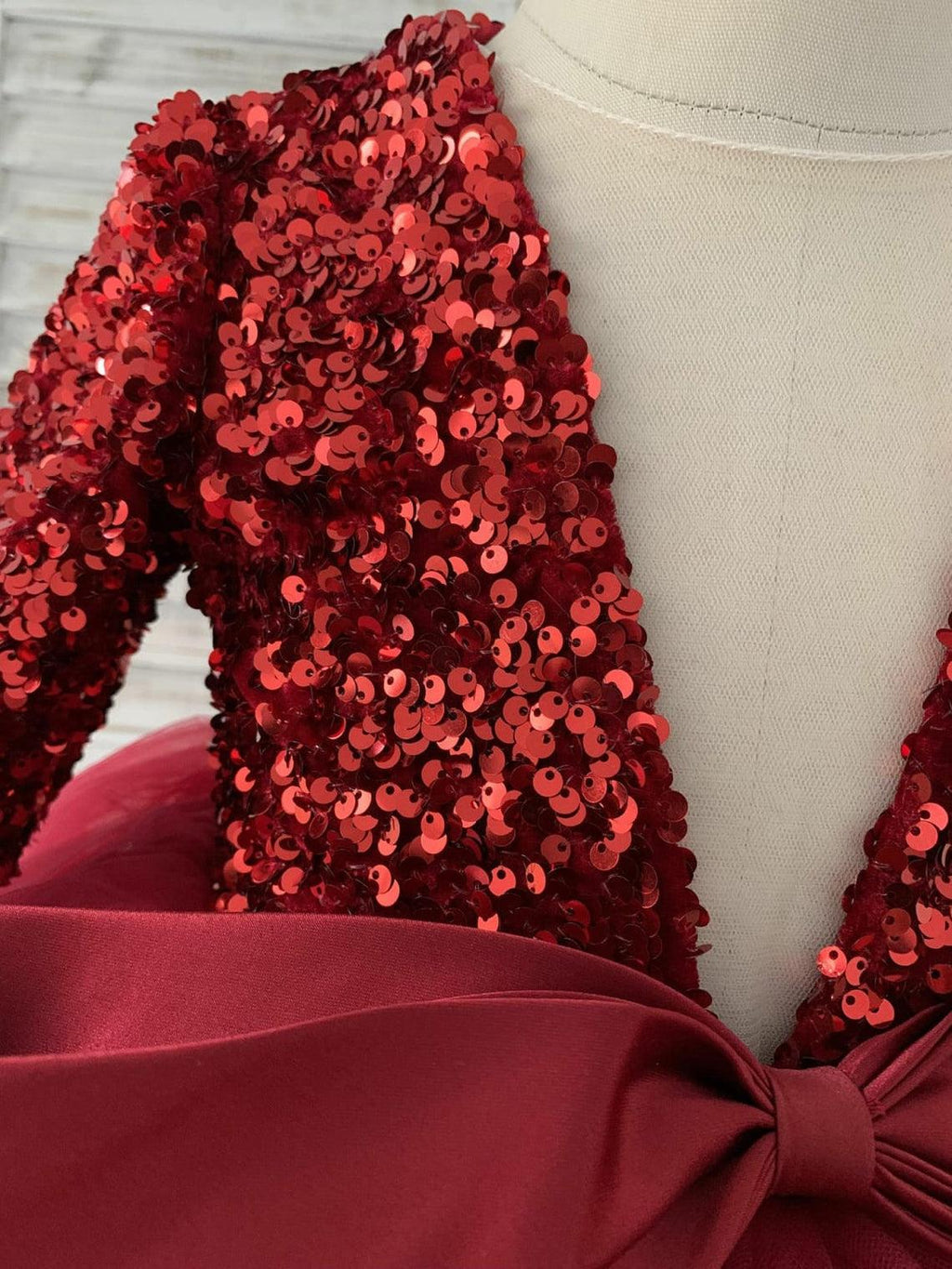 Festliches Partykleid aus Tüll mit tiefem V-Ausschnitt und Pailletten, knielang 