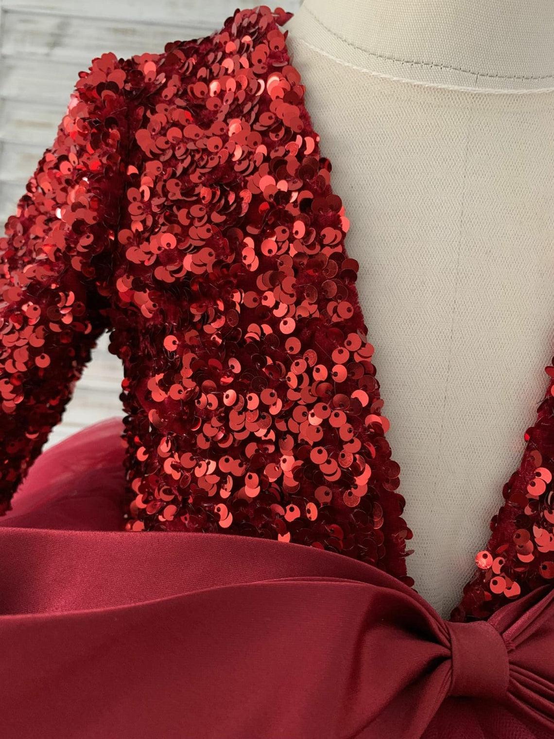 Festliches Partykleid aus Tüll mit tiefem V-Ausschnitt und Pailletten, knielang 
