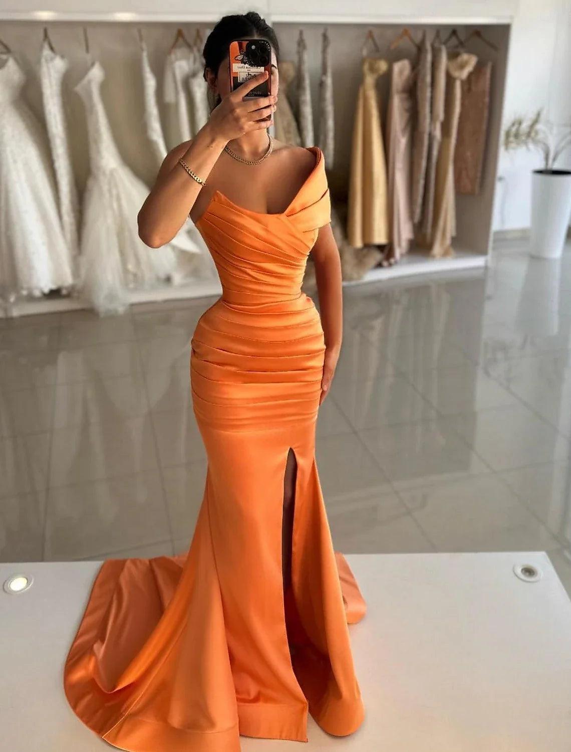 Elegantes Kleid, formeller Abschlussball, bodenlang, ärmellos, schulterfrei, Satin mit gerüschtem Schlitz, Abschlussballkleider
