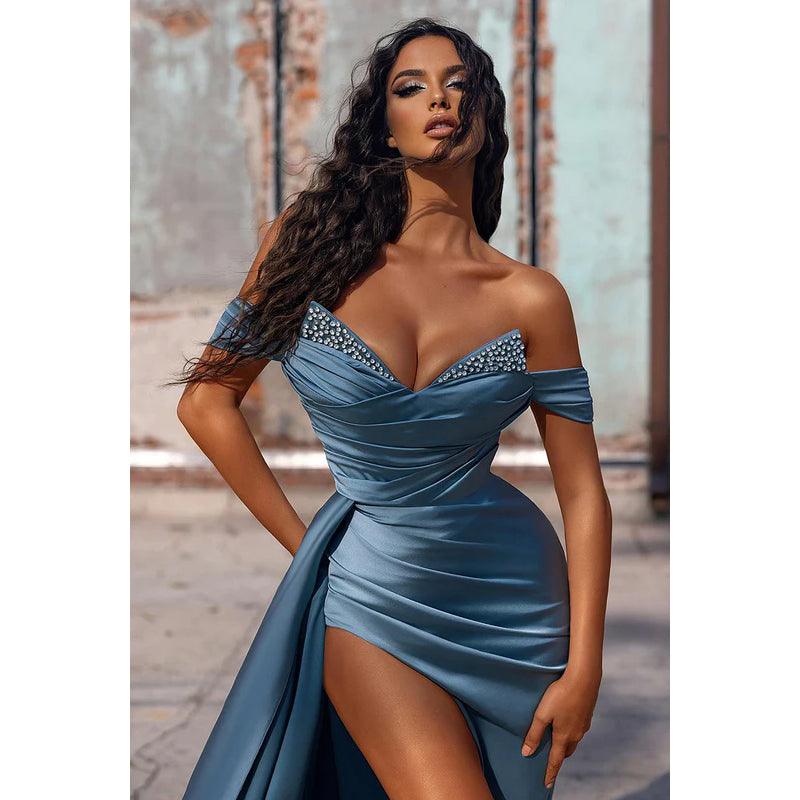 Vestido de noche sin mangas con escote tubo y hombros descubiertos, de satén, plisado y lentejuelas