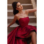 Vestido de fiesta burdeos de corte alto y bajo sin tirantes