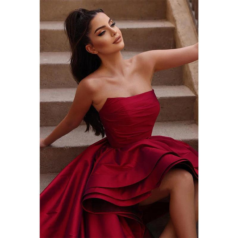 Vestido de fiesta burdeos de corte alto y bajo sin tirantes