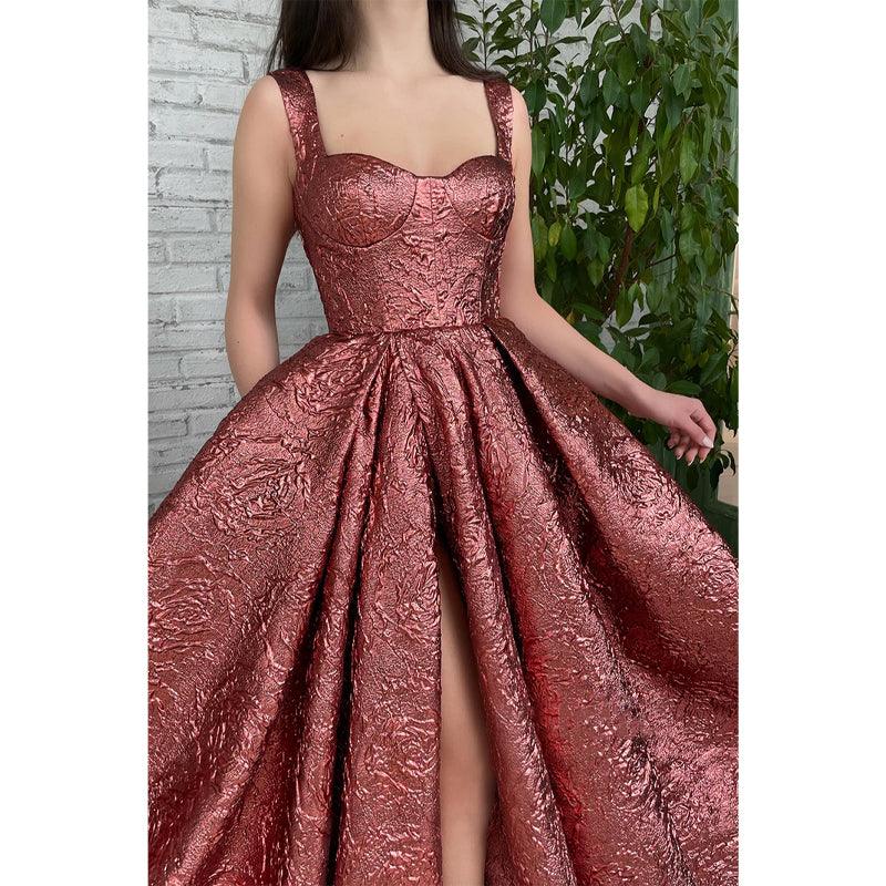Vestido de fiesta largo con tirantes finos y abertura alta 