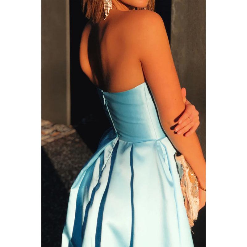 Vestido de fiesta de satén azul claro sin tirantes, corte A y abertura alta 