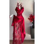 Burgunderrotes formelles Partykleid mit Spaghettiträgern und V-Ausschnitt und Spitze 