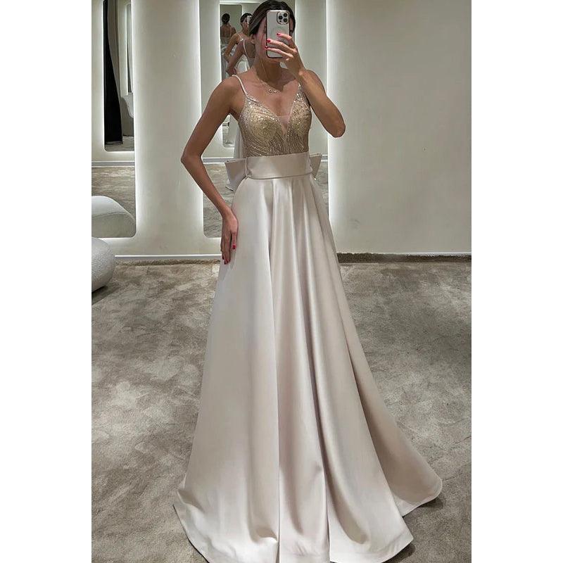 Langes Abendkleid aus Satin mit V-Ausschnitt, Spaghettiträgern und Pailletten in A-Linie