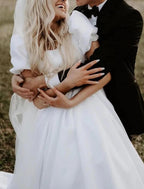 Vestido de novia formal de satén con escote cuadrado, manga corta y cola capilla