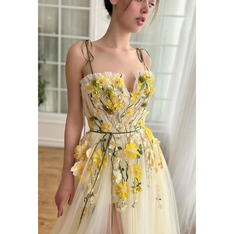 Glamouröses und dramatisches A-Linien-Ballkleid aus Tüll mit Spaghettiträgern und Blume
