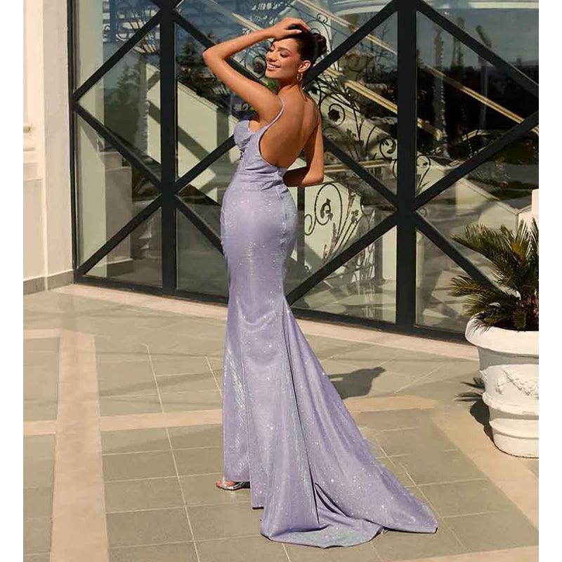 Vestido formal de fiesta brillante con escote sirena y tirantes finos 