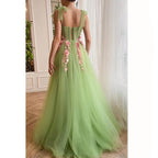 Vestido de fiesta largo de tul con apliques de corazón y abertura en forma de A