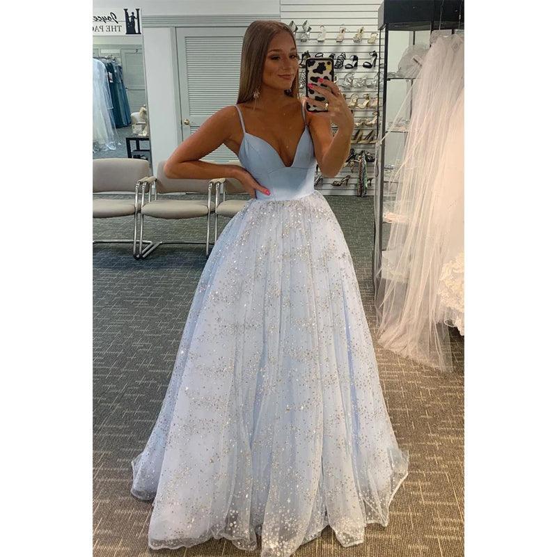 Glitzerndes Ballkleid in Himmelblau mit tiefem V-Ausschnitt 