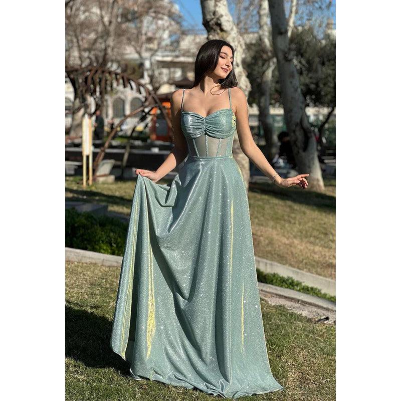 Elegante y lujoso vestido de fiesta formal de noche con tirantes finos, corte A cuadrado y brillante.