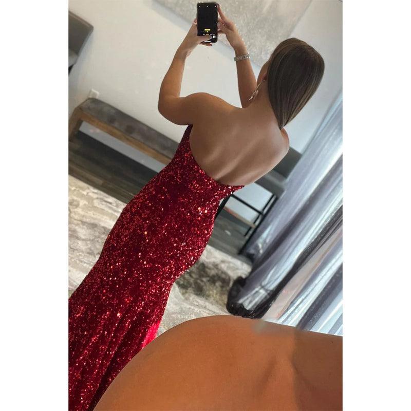 Trägerloses, hochgeschlitztes, langes Ballkleid mit Pailletten
