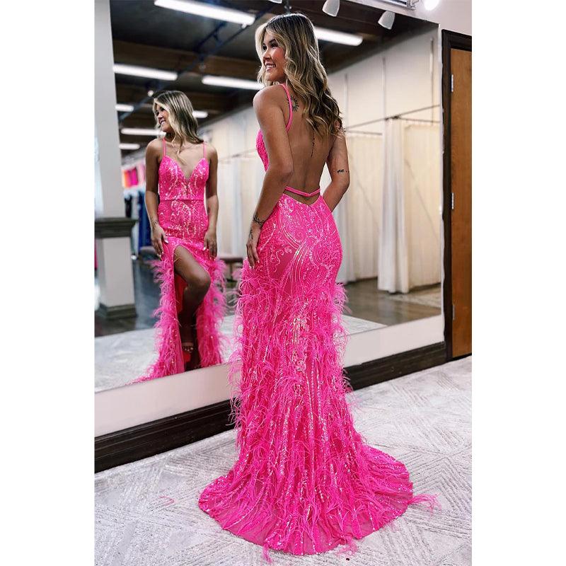 Vestido de fiesta brillante con escote en V pronunciado, lentejuelas, apliques y plumas con abertura
