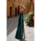 Vestido largo de fiesta formal de satén fruncido con tirantes finos y escote en forma de corazón