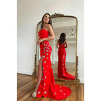 Vestido de fiesta largo rojo con abertura lateral, sin tirantes y cuentas