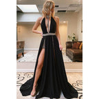Vestido de fiesta largo único con cuello alto, cuentas y abertura alta. 