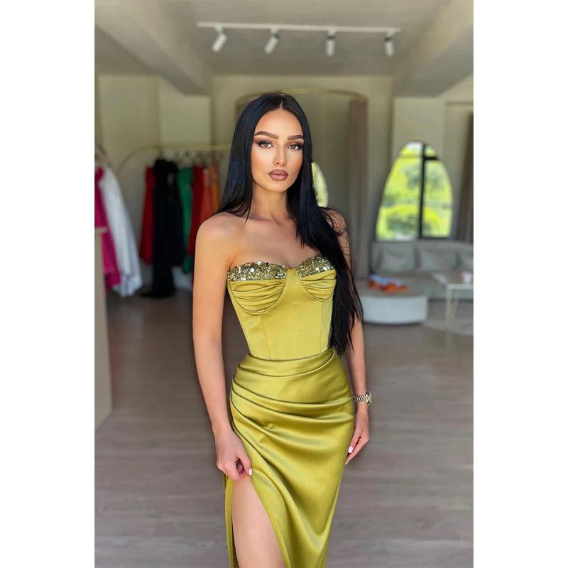 Vestido largo formal de fiesta con escote en forma de corazón, de satén, plisado y abertura 