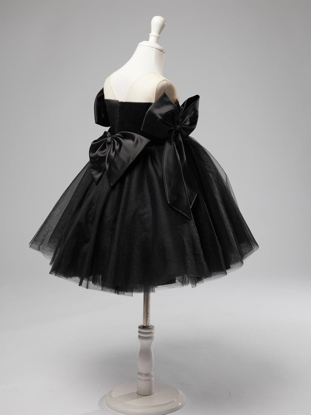 Vestido de tul negro hasta la rodilla con hombros descubiertos para niña 