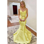 Vestido de fiesta de dos piezas con tirantes finos de satén amarillo y parte superior de encaje 