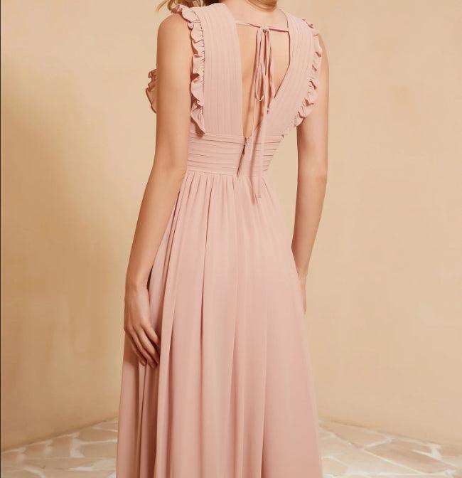 Vestido de noche con escote en V, volantes, plisado y abertura en la parte delantera.