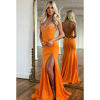 Vestido de noche largo de satén con escote corazón, sin tirantes, con cuentas y abertura