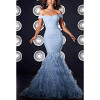 Vestido de noche largo estilo sirena con hombros descubiertos, fruncido, lentejuelas y plumas