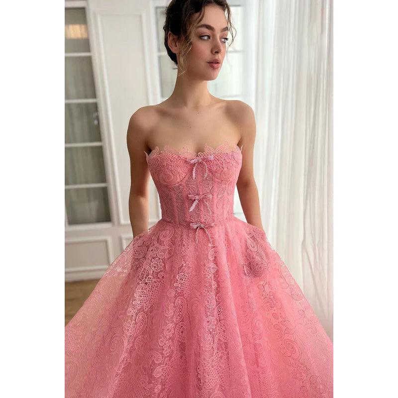 Glamouröses und dramatisches schulterfreies, ärmelloses A-Linien-Ballkleid mit Allover-Applikation