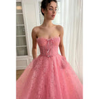 Glamouröses und dramatisches schulterfreies, ärmelloses A-Linien-Ballkleid mit Allover-Applikation