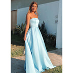 Vestido de fiesta largo de satén azul cielo sin tirantes y corte A 