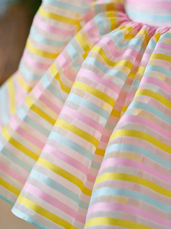 Knielanges weißes Kleid aus Organza-Tüll für die 1. Geburtstagsparty eines Babymädchens 