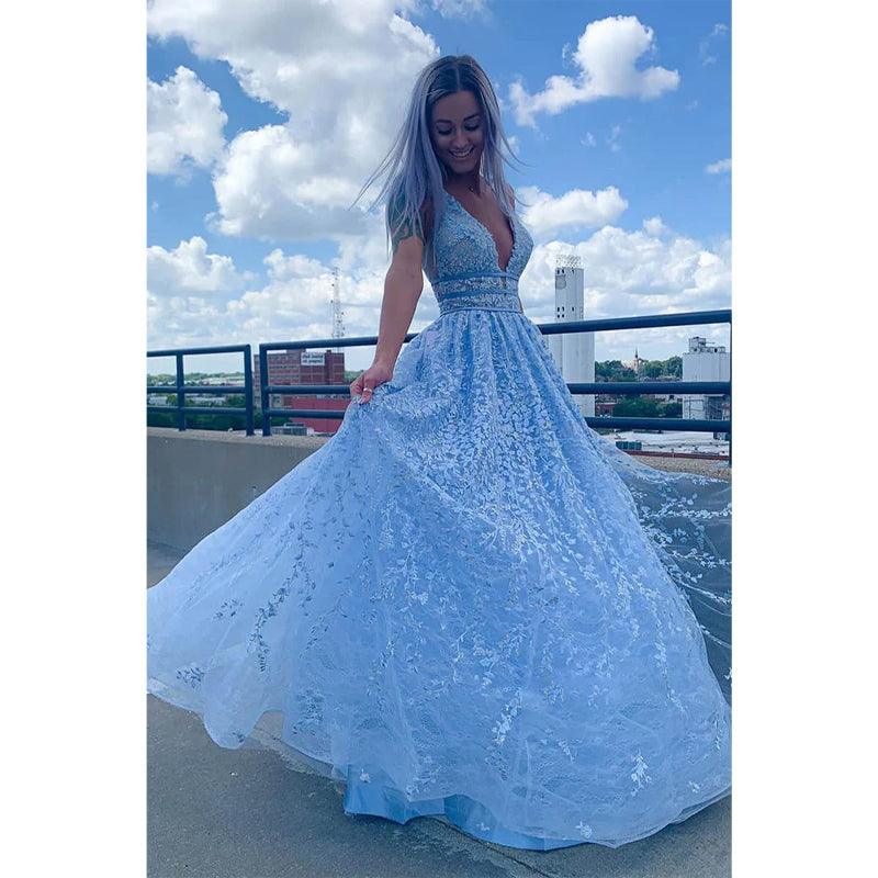 Vestido de fiesta largo de encaje azul cielo con escote en V profundo y corte A 