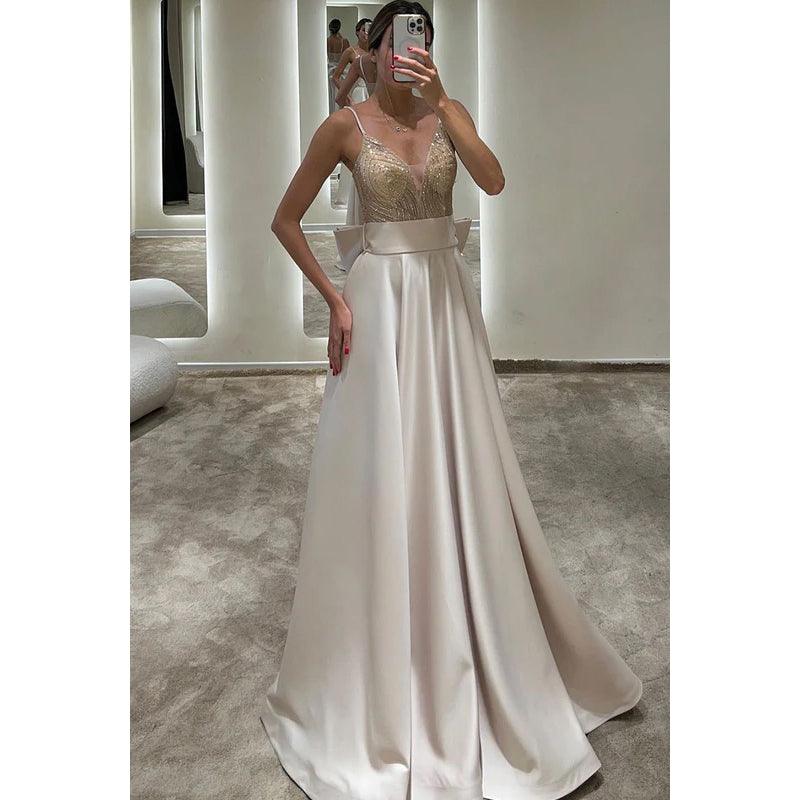 Langes Abendkleid aus Satin mit V-Ausschnitt, Spaghettiträgern und Pailletten in A-Linie