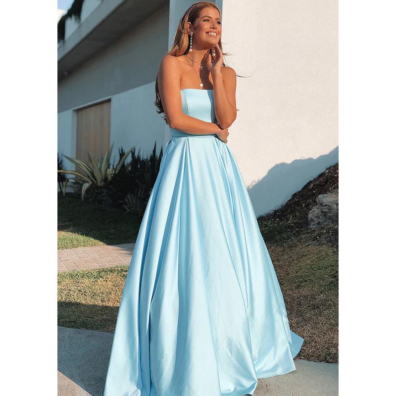 Vestido de fiesta largo de satén azul cielo sin tirantes y corte A 