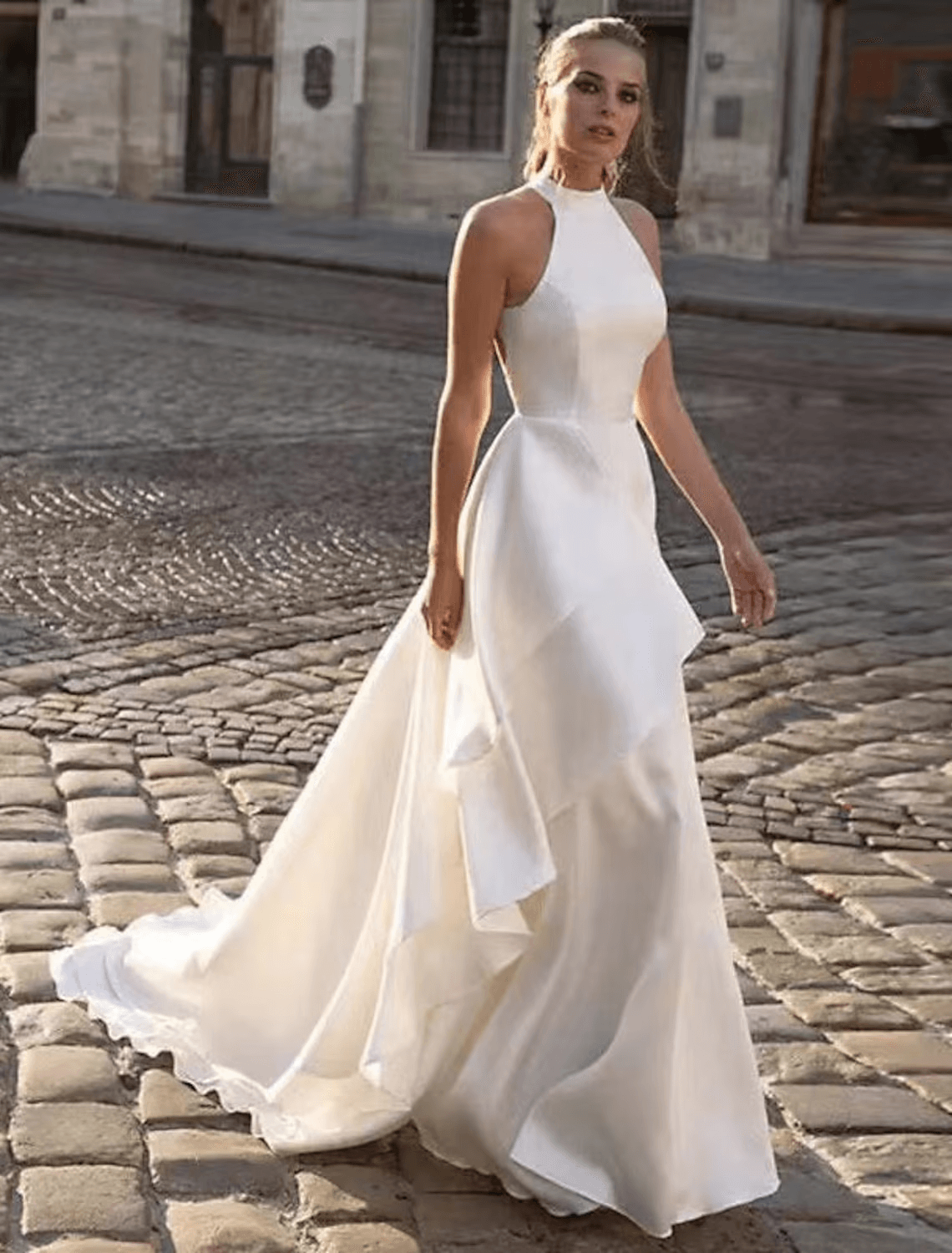 Vestido de novia informal con espalda descubierta y cola capilla, corte A, sin mangas, cuello halter, satén, color liso