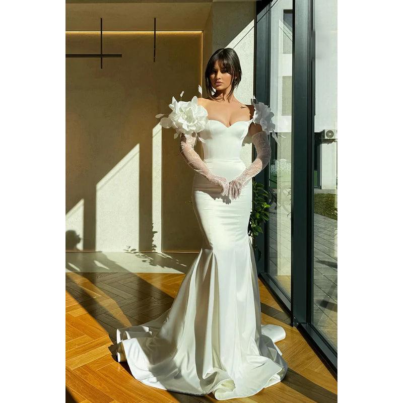 Wunderschönes und bezauberndes langärmliges Meerjungfrau-Ballkleid aus trägerlosem Satin mit Blumenmuster