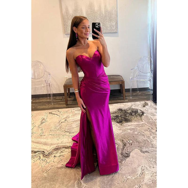Vestido de noche largo de satén fruncido sin tirantes y con abertura para graduación